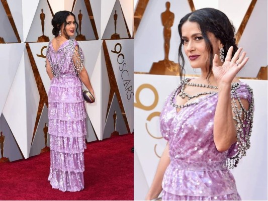 Salma HayekLa frase ''la moda se puede comprar pero el estilo se debe poseer'' es un claro ejemplo de lo que sucedió con muchas artistas como Salma Hayek, quien llegó a la premiación con un vestido Gucci de color violeta, lleno de paillettes y con escote en V combinado con un collar que recorría sus hombros y espalda. Estos detalles le hicieron lucir un look demasiado cargado y exagerado que no benefició para nada a la actriz. Salma HayekLa frase ''la moda se puede comprar pero el estilo se debe poseer'' es un claro ejemplo de lo que sucedió con muchas artistas como Salma Hayek, quien llegó a la premiación con un vestido Gucci de color violeta, lleno de paillettes y con escote en V combinado con un collar que recorría sus hombros y espalda. Estos detalles le hicieron lucir un look demasiado cargado y exagerado que no benefició para nada a la actriz.