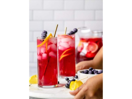1. ARÁNDANOS. Coloridos y deliciosos, combinan casi con todo, particularmente con el vodka. Compruébalo con el Old Glory, que se prepara mezclando en un shaker de 8 a 10 blueberries, dos onzas de vodka, 1 onza de jugo de limón recién exprimido, 1 onza de sirope y 1 a 2 onzas de pinot noir. Revuelve bien y vierte en un vaso con hielo. Puedes agregar finas rodajas de naranja o limón.<br/>