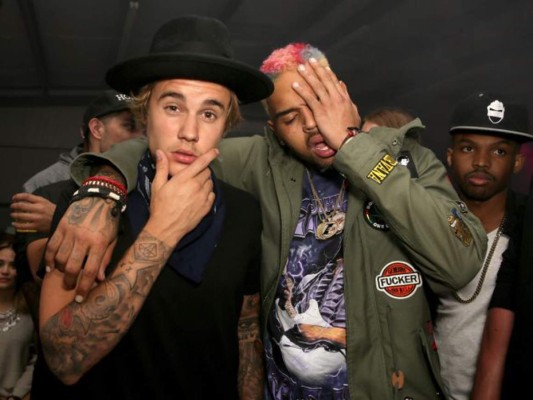 Justin Bieber es criticado por apoyar a Chris Brown