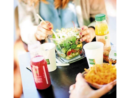 6. Sigues tu nueva dieta y te invitaron a cenar fuera “Siempre hay opciones de ensalada con proteínas, evita el exceso de carbohidratos, recuerda que sales a compartir con alguien y no a echar a perder tu proyecto”, dice la experta.