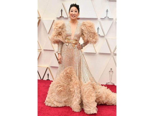 Actriz canadiense que es conocida por su papel de doctora Cristina en Grey's Anatomy apareció con un vestido color crema diseñado por Elie Saab. El vestido parecía animado con detalles de volantes en las mangas y un lazo de terciopelo que le rodeaba el estómago.