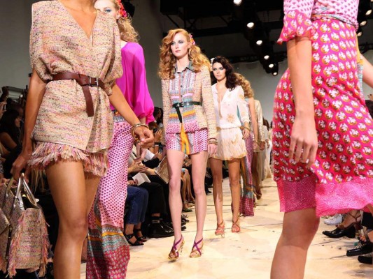 Ya sea en el vestuario o en los accesorios, los protagonistas de la colección fueron los elementos florales Ya sea en el vestuario o en los accesorios, los protagonistas de la colección fueron los elementos florales
