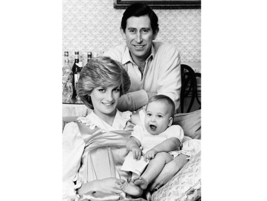 El día de su nacimiento, su abuela, la reina Isabel II, le otorgó el título de Su Alteza Real el príncipe Guillermo de Gales.