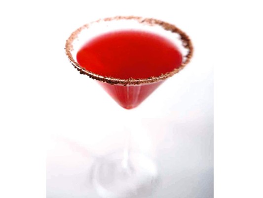 Berry & chocolate. Si te atreves a probar algo diferente, mezcla 1/4 taza de vodka, 2 cucharadas de jugo de arándano, 10 frambuesas y cubos de hielo. Humedece los bordes de una copa de martini fría y pásalos por un plato con galleta de chocolate molida. Sirve el coctel de inmediato.