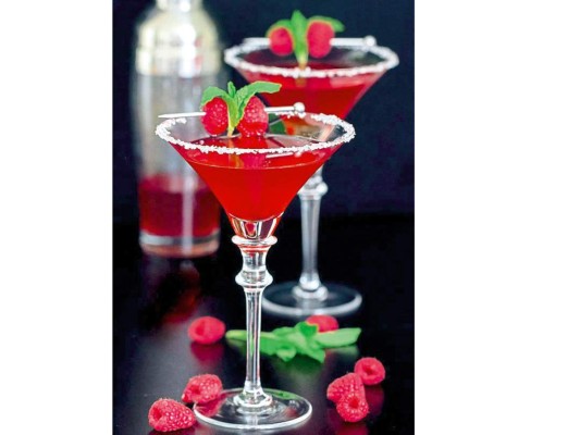 Red tequila. Licúa unas 15 fresas grandes hasta convertirlas en puré, agrega dos cucharadas soperas de azúcar, cuatro cucharadas soperas de tequila y 4 cubitos de hielo. Coloca un poco de sal en un plato y pasa los bordes de una copa bien fría, vierte el coctel de inmediato y sirve bien frío. Decora con una fresa.