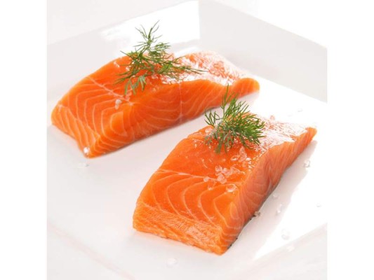 Salmón. Además de su alto contenido en vitamina D y proteína, el salmón es alto en grasas omega 3 que promueven el crecimiento del cabello.