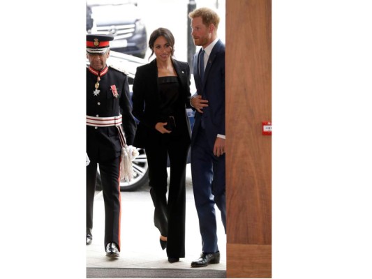 Meghan Markle y el príncipe Harry visten trajes en los premios WellChild