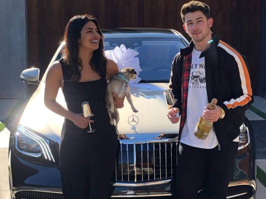 Nick Jonas regala lujoso auto a Priyanka