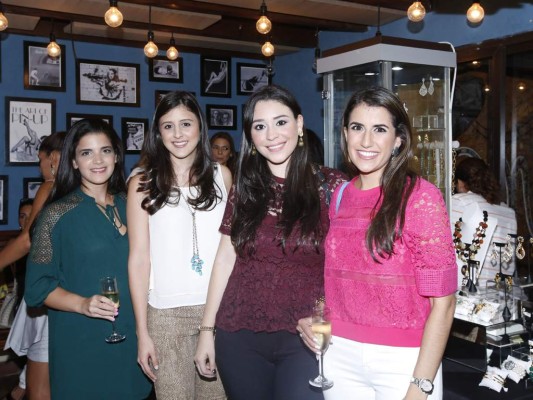 Stephanie Lama, Denisse Chinchilla, Daniela Sierra y Sophie Andonie.