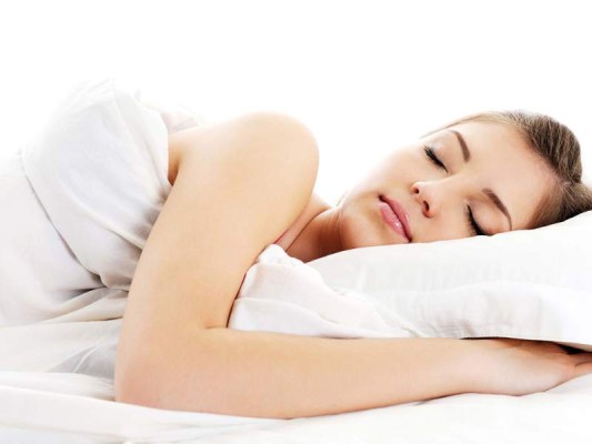 Duerme. Si buscas combatir el envejecimiento, la clave está en dormir bien. Es durante el ciclo de sueño que ocurre la renovación celular y el flujo sanguíneo se eleva.