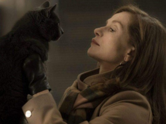 1. Elle de Paul Verhoeven (Francia).A cada paso que damos, a cada miembro de la historia que se nos presenta, todo se vuelve más oscuro y sucio, y, sin embargo, la comedia se hace cada vez más evidente. Decir más sería dar spoilers y quitarle todo el disfrute que la película tiene por ofrecer. Elle es cine de calidad, y para disfrutarlo tienes que saber que lo que vas a ver no es convencional. Isabelle Huppert es probablemente de las mejores actrices del universo. 1. Elle de Paul Verhoeven (Francia).A cada paso que damos, a cada miembro de la historia que se nos presenta, todo se vuelve más oscuro y sucio, y, sin embargo, la comedia se hace cada vez más evidente. Decir más sería dar spoilers y quitarle todo el disfrute que la película tiene por ofrecer. Elle es cine de calidad, y para disfrutarlo tienes que saber que lo que vas a ver no es convencional. Isabelle Huppert es probablemente de las mejores actrices del universo.