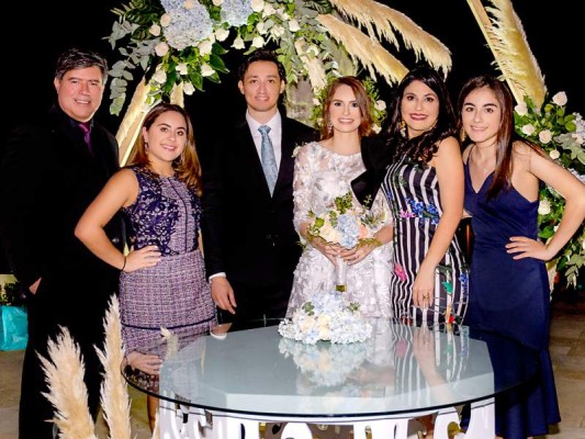 Sergio y Andrea Jordán con los recién casados Alejandro Martínez, Paola Pineda, Claudia y Pilar Jordán.