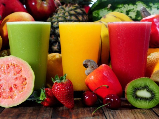 Disminuye la inflamaciónLas frutas contienen varios nutrientes y enzimas que promueven la salud en general e incluso reducen la inflamación en tu cuerpo. La piña por ejemplo contiene una enzima que digiere la proteína llamada bromelina que reduce la inflamación. Eso es sólo un ejemplo de los poderosos antioxidantes que contienen las frutas y que combaten los radicales libres que pueden causar todo tipo de estragos. Disminuye la inflamaciónLas frutas contienen varios nutrientes y enzimas que promueven la salud en general e incluso reducen la inflamación en tu cuerpo. La piña por ejemplo contiene una enzima que digiere la proteína llamada bromelina que reduce la inflamación. Eso es sólo un ejemplo de los poderosos antioxidantes que contienen las frutas y que combaten los radicales libres que pueden causar todo tipo de estragos.