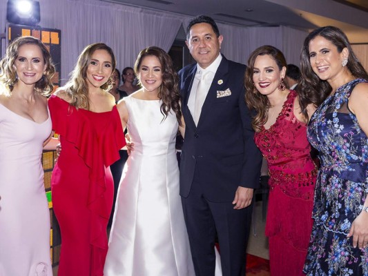Así disfrutaron los novios José Eduardo Tinoco y Giselle Rojas su boda civil