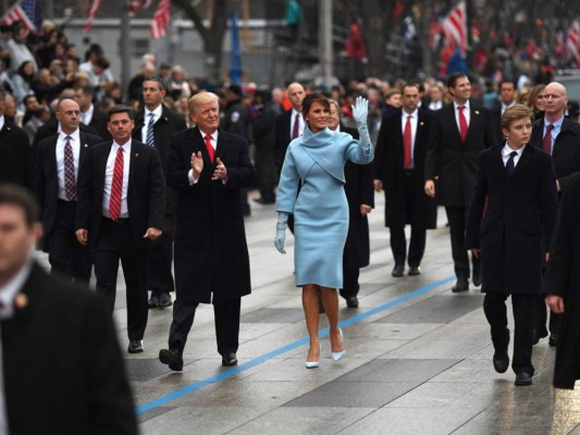 5.- En 2013 el tradicional desfile presidencial tuvo una duración alrededor de dos horas; entre tanto, Donald y su esposa Melania hicieron el más corto al recorrer la avenida Pensilvania, desde el capitolio hasta la Casa Blanca en un poco más de una hora… eso sí bajo la protección de los integrantes del Servicio Secreto.