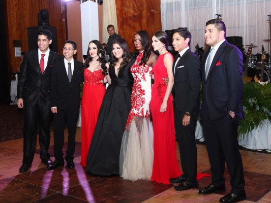 José Zuniga, Gabriel Rivera, Adriana Fonseca, Julissa Zúniga, Jill Dilbert, Ana Irías, Sucrie Castillo y Angel Ramos. Foto: Alex Muñoz. José Zuniga, Gabriel Rivera, Adriana Fonseca, Julissa Zúniga, Jill Dilbert, Ana Irías, Sucrie Castillo y Angel Ramos. Foto: Alex Muñoz.