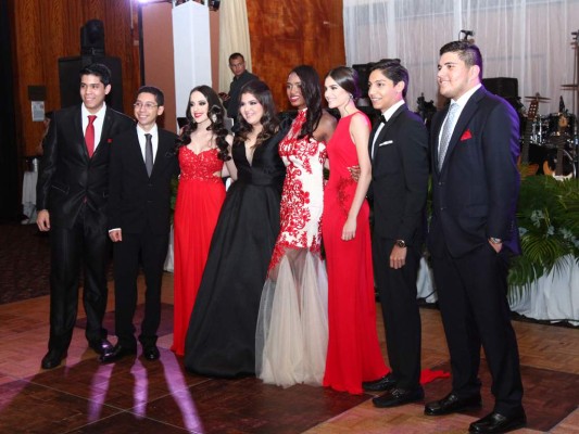 José Zuniga, Gabriel Rivera, Adriana Fonseca, Julissa Zúniga, Jill Dilbert, Ana Irías, Sucrie Castillo y Angel Ramos. Foto: Alex Muñoz.