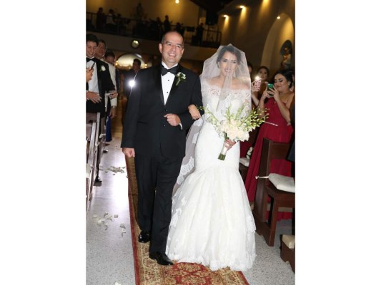 La feliz novia desfiló hacia el altar del brazo de su padre Juan Carlos Álvarez.
