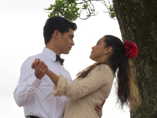 Jorge Padilla y Gabriella Estrada dan vida a la pareja de adolescentes enamorados.