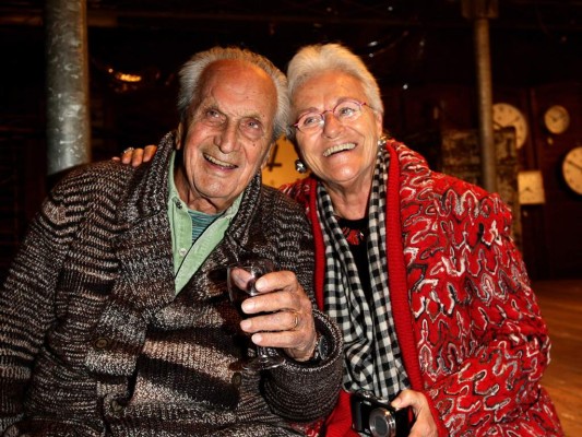 Rosita Missoni tenía sólo 16 años cuando conoció a Ottavio (10 años mayor) en Londres. Se casaron en 1953. En el sótano de la vivienda de Gallarate (norte) 'estaba nuestro laboratorio de hacer punto'. 'Seguimos confeccionando ropa de deporte y, poco a poco, jerséis'. Rosita Missoni tenía sólo 16 años cuando conoció a Ottavio (10 años mayor) en Londres. Se casaron en 1953. En el sótano de la vivienda de Gallarate (norte) 'estaba nuestro laboratorio de hacer punto'. 'Seguimos confeccionando ropa de deporte y, poco a poco, jerséis'.