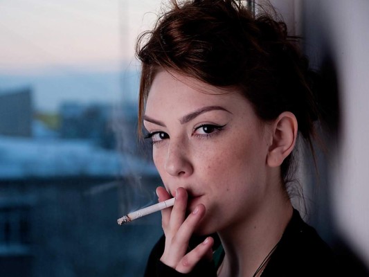 1. En el contexto amplio de lo saludable se debe evitar el consumo de alimentos con exceso de grasas saturadas, azúcares, colorantes y preservantes, pero más enfáticamente evitar el consumo de sustancias tóxicas como alcohol, cigarrillo, entre otras.