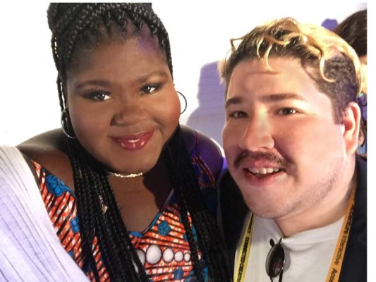 Jurek Jablonicky poniendole la banda de Marca Pais Honduras a Gabourey Sidibe, actriz americana nominada al Oscar por su papel protagonico en Precious