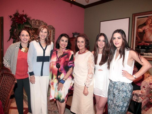 Paola Marie Canahuati, Zobeida Saybe y Carolina Canahuati con Victoria, Yamalath y Fabiola Larach. Paola Marie Canahuati, Zobeida Saybe y Carolina Canahuati con Victoria, Yamalath y Fabiola Larach.