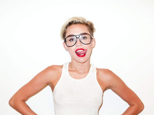 Miley Cyrus muestra sus axilas sin depilar!  
