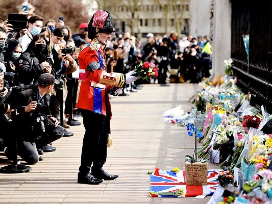 Los ingleses llevaron tributos florales a las afueras del palacio de Holyroodhouse en Edinburgo en honor del príncipe Felipe quien murió hoy a los 99 años. (Foto Tolga Akmen / AFP)