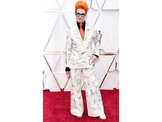 Y los autógrafos llenaron el blazer de la diseñadora británica, Sandy Powell.