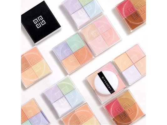 Prisme Libre de Givenchy ofrece a todos los tonos de piel la garantía de una tez<br/>perfecta, con el pigmento exacto. Está disponible en seis nuevas armonías<br/>elaboradas para responder a todas las problemáticas y satisfacer todos los<br/>deseos.