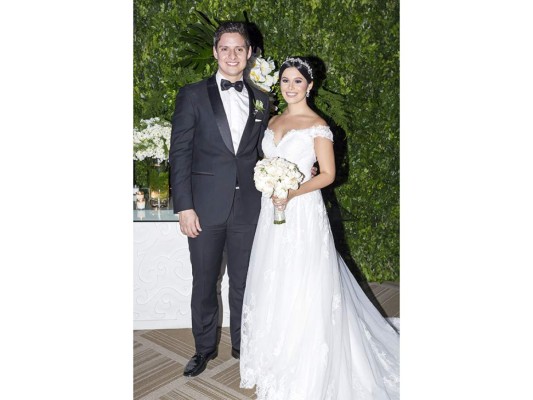 Los recién casados Roberto Antonio Ferrufino y Gabriela Cristina Alvarado Pumpo.