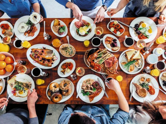 3. El fin de semana saliste y rompiste la dieta “Comienza a modificar esos malos hábitos, planifica fines de semana diferentes que incluyan cocinar en casa, estos patrones de alimentación son los que muchas veces no cambiamos y nos frustran. Planifica las comidas y no improvises, come con conciencia. Un día en que te has salido del plan no causará una pérdida total, se trata de hacer modificaciones y restringir las calorías del siguiente tiempo de comida”.