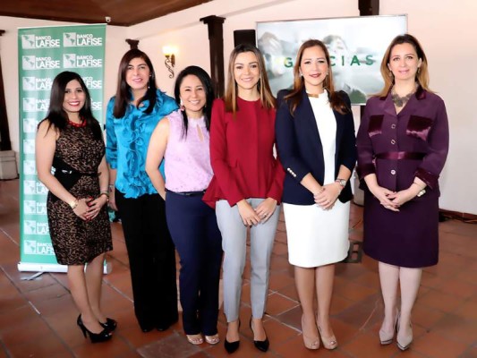 Paula Villacorta, Zaira Hernández, Nohelly Pineda, Karina Mejilla, Pamela Coello y Ada Matamoros
