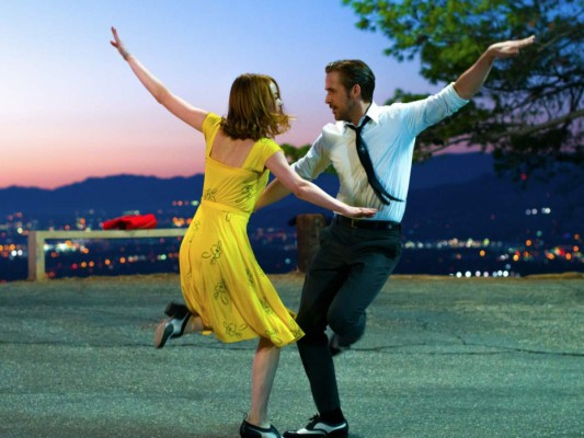 Cuando uno oye “14 nominaciones” levanta la ceja, y piensa: hay que verla. Yo fui, y no me impresionó, aunque sé que hay más de uno que salió del cine bailando y llorando. He visto mejores bailarines, he escuchado mejores bandas sonoras, pero me entretuve y antes de que me tiren tomates, estas son las conclusiones del amor y el odio que genera la película más esperada de 2016, que vemos apenas al filo de la ceremonia de los Oscar.