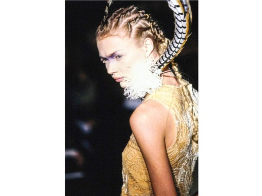 La colección de Otoño de 1996 llamada 'Dante', McQueen experimentó con denim y looks de epoca victoriana. <br/>Los looks se mostraron en un escenario adornado por las luces de las velas y un sentimiento de blasfemia que se mantuvo durante toda la colección.