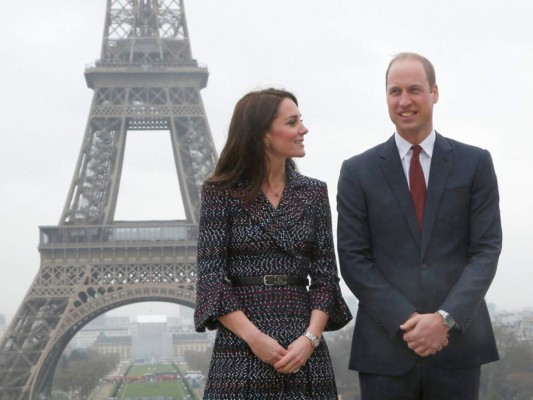 La pareja posa junto a la Torre Eiffel. Esta es una visita emotiva para William quién no habia estado en estos terminos por París desde la muerte de su madre Diana de Gales