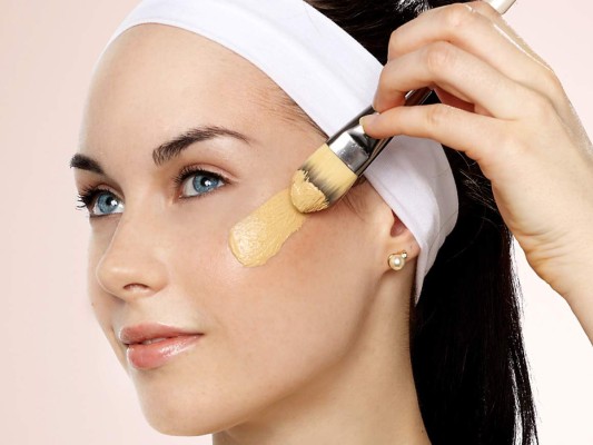 1. USA BASE CON FILTRO SOLAR. El principio del maquillaje para lucir más joven - y prevenir el envejecimiento prematuro- es utilizar una base ligera con protector solar. Un FPS de 15 a 30 que bloquean el 97 por ciento de la radiación será suficiente.