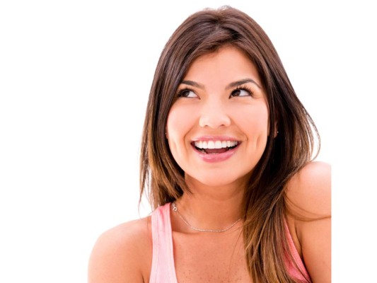 10. RELÁJATE. Diversos estudios han demostrado que el estrés produce el aumento de una secreción de hormonas como el cortisol y la adrenalina, las que aceleran el envejecimiento prematuro en el rostro. Busca una manera de contrarrestarlo como la meditación. Además, procura sonreír. Nada más jovial que una persona alegre y sonriente. Finalmente, relaja la mandíbula y el entrecejo, esa costumbre es la culpable de muchas arrugas.
