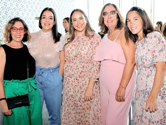 Magda Rojas, Andrea, Angella y Liliana Andonie con Cristina Agurcia