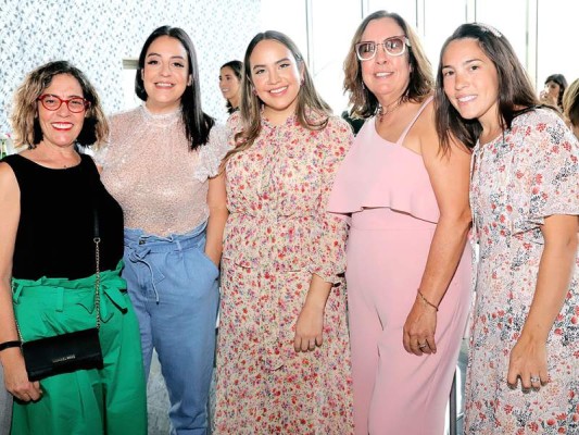 Magda Rojas, Andrea, Angella y Liliana Andonie con Cristina Agurcia Magda Rojas, Andrea, Angella y Liliana Andonie con Cristina Agurcia