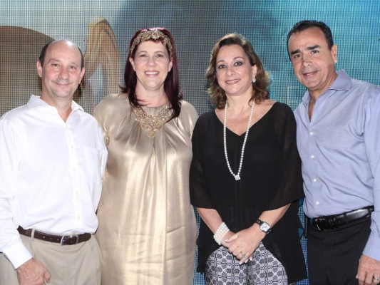 Boyce y Anita Lloyd con Carolina y Carlos Fernández. Boyce y Anita Lloyd con Carolina y Carlos Fernández.