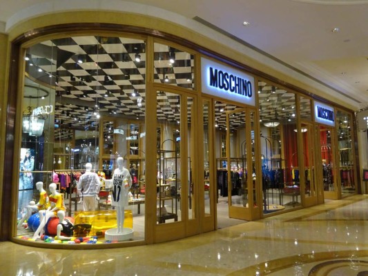Moschino es demandado por discriminación contra los compradores negros