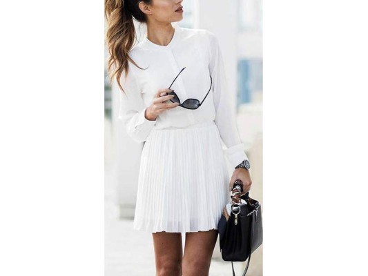 La white miniskirt y una camisa de mangas largas, hacen el perfect match en temporada de verano