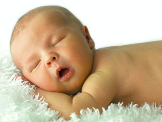 Para dormir como un bebe se recomienda descanzar 8 horas diarias.