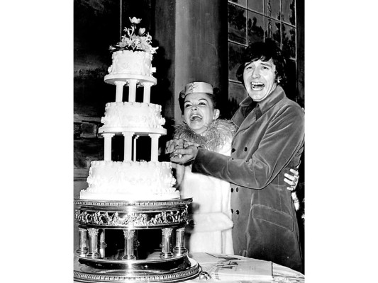 Con su quinto esposo, el Dj Mickey Deans Con su quinto esposo, el Dj Mickey Deans