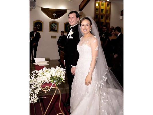 Los novios Joaquín Ernesto Echeverri Prieto y Adriana Maria Hawit Chirinos.