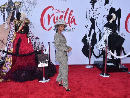 Emma Stone y Kirby Howell-Baptiste en la premiere mundial de Cruella de Disney