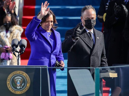 Kamala Harris, la nueva vicepresidenta, seleccionó a dos jóvenes diseñadores afroestadounidenses, Christopher John Rogers y Sergio Hudson, y vistió un conjunto violeta integrado por un vestido largo y un abrigo haciendo juego.