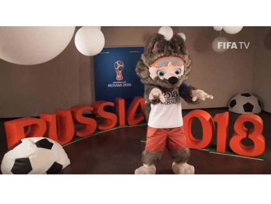 A Russia's fan poses with the FIFA Russia 2018 World Cup mascot Zabivaka prior to the Russia 2018 World Cup round of 16 football match between Spain and Russia at the Luzhniki Stadium in Moscow on July 1, 2018. / AFP PHOTO / Francisco LEONG / RESTRICTED TO EDITORIAL USE - NO MOBILE PUSH ALERTS/DOWNLOADS